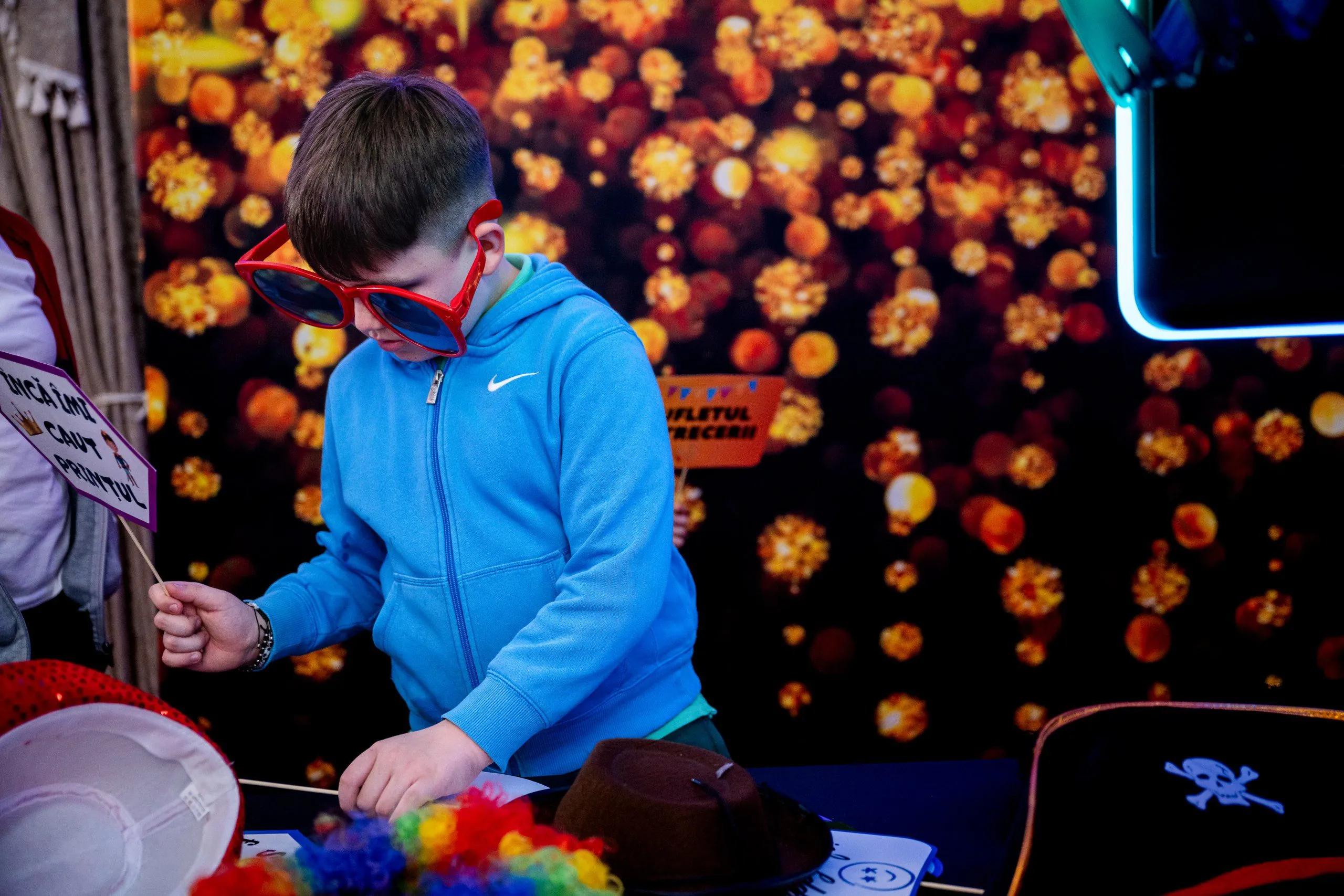 Băiat cu ochelari colorați