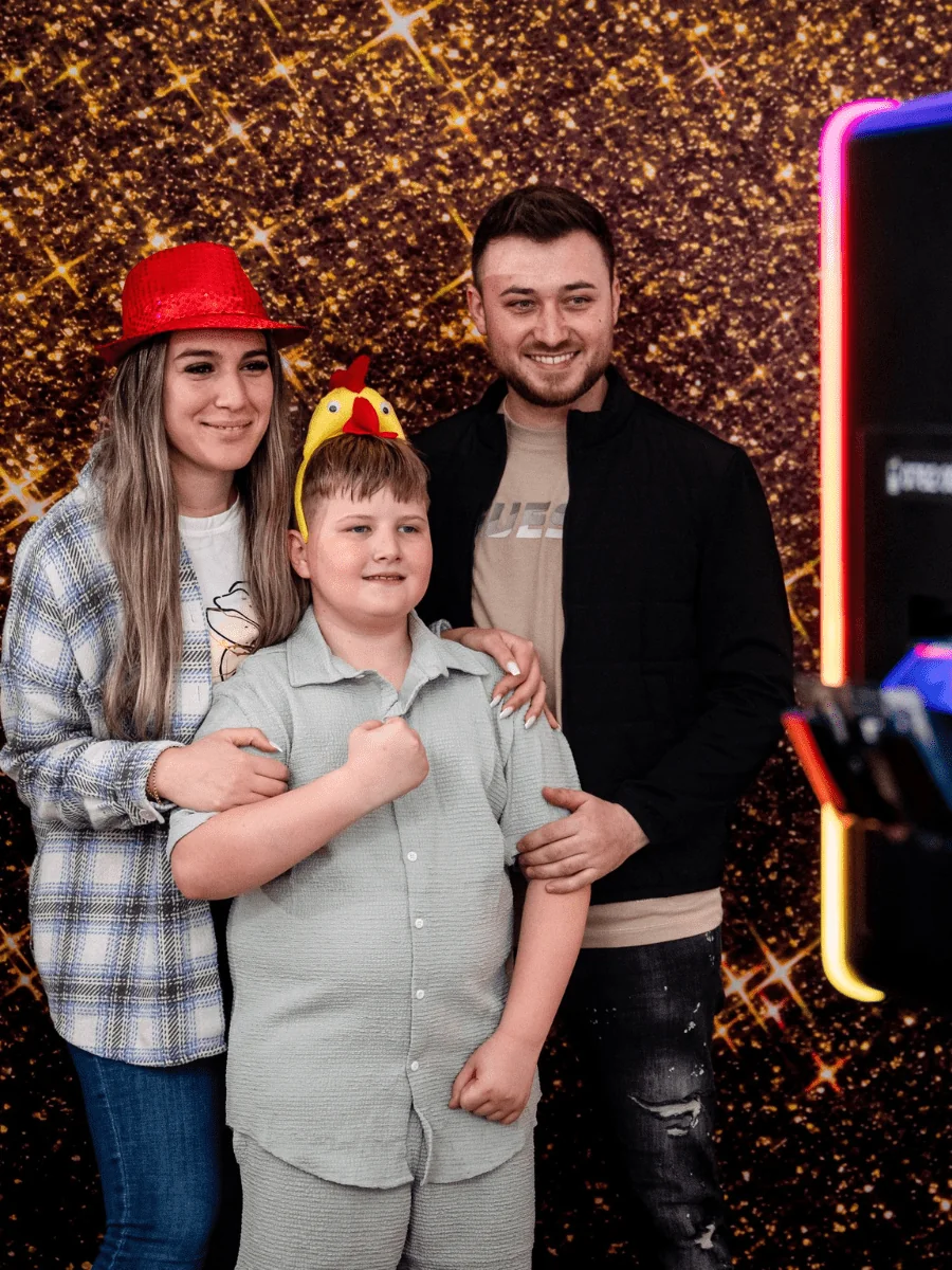 Familie cu copil la photo booth