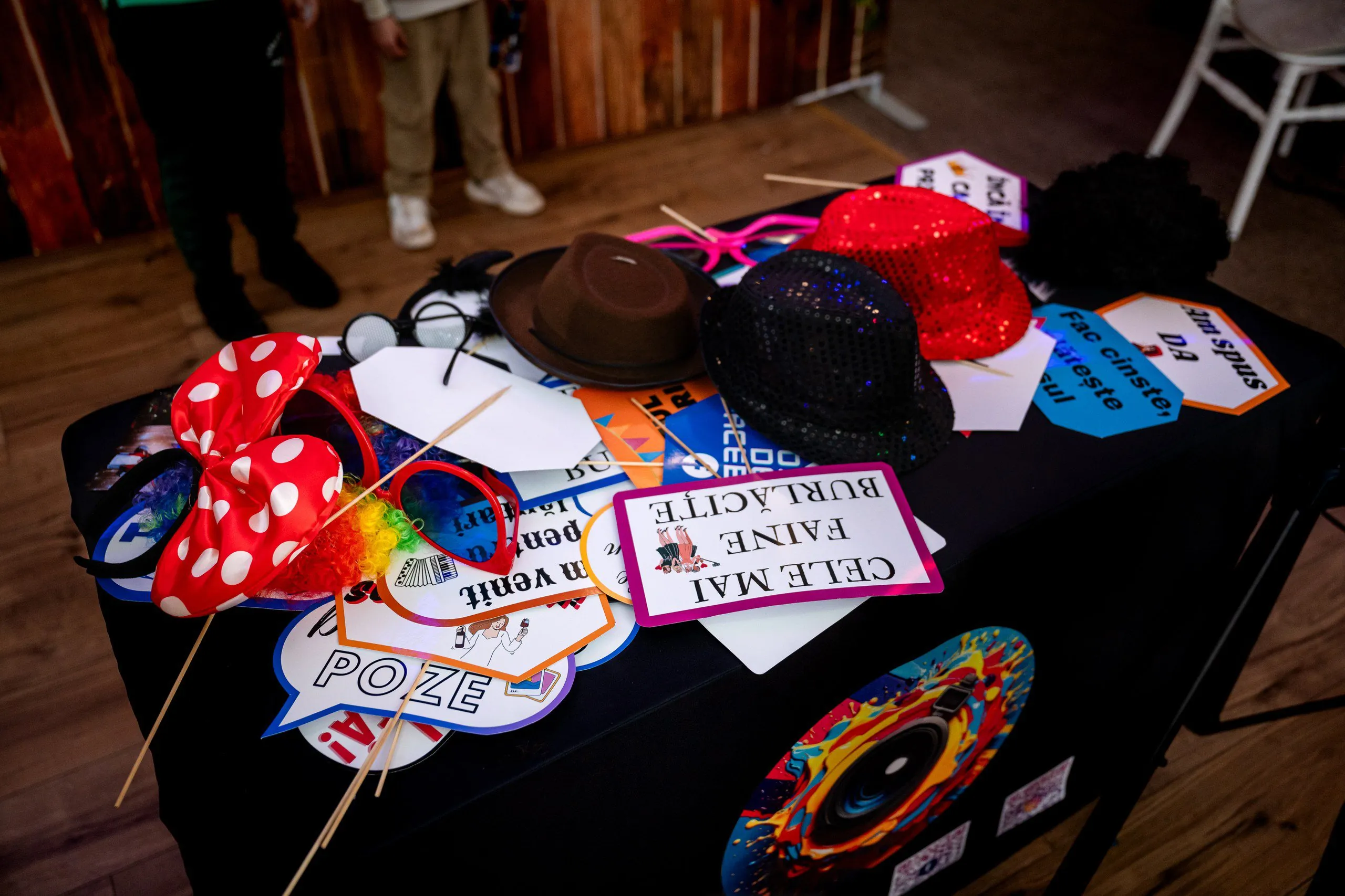 Tată cu fiica în cadru floral